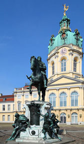 Статуя Фридриха Великого перед дворцом.
