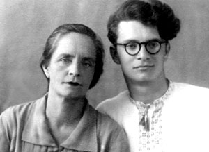 Арвед Люц с мамой Ядвигой Ивановной, 1957 год.