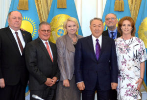 Хайнрих Цертик (крайний слева) в числе международных наблюдателей внеочередных выборов Президента РК.