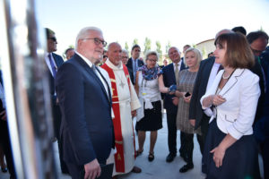 Ольга Штейн, координатор BiZ-Караганда, приветствовала Президента Германии с супругой, сделав краткий доклад, отражающий основные исторические и культурные вехи, связанные с жизнью казахстанских немцев.