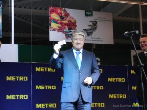 Stolz hält der Almatyner Bürgermeister die Metrocard in die Kameras.
