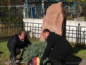 Kranzniederlegung auf dem Deutschen Soldatenfriedhof in Almaty.