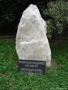 Gedenkstein vor dem Deutschen Haus Almaty.