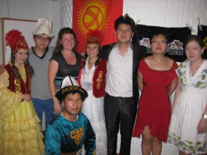 Die Teilnehmer des zentralasiatischen Länderabends zeigten ihre traditionelle Kleidung.