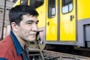 Mechaniker Schluchrat Rassanow muss die Spurbreite der Straßenbahnen anpassen.