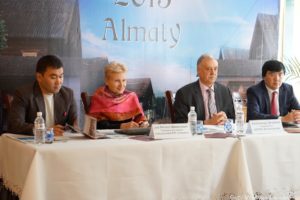 Von li. nach re.: Dr. Renate Schimkoreit, Alexander Dederer, Galim Achmedijarow.