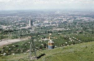 Flache Stadtlandschaft: 1975 gab es in Alma Ata (heute Almaty) nur wenige Wolkenkratzer