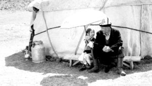 Filmstill „Nomaden des Himmels“ – Generationen nebeneinander. | © Neue Visionen Filmverleih