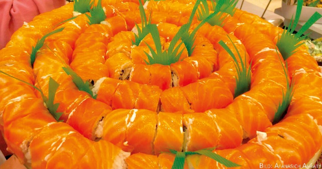 Sushi-Präsentation gleicht einem Stillleben des traditionellen Pferdewurst-Aufschnitts (Kazy). | Bild: Afanasich Almaty