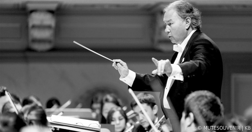 Aydar Torybaev dirigiert das kasachische Symphonieorchester. | Foto: © MUTESOUVENIR | KB
