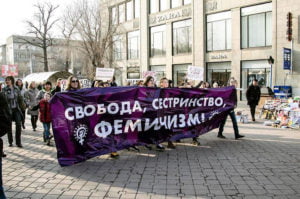 Die Demonstration zieht durch die Fußgängerzone in Almaty