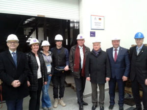 Besuch auf der EXPO-Baustelle: Gemeinsam mit dem deutschen Botschafter Rolf Mafael (links) nimmt die Bundestagsdelegation die Vorbereitungen zum deutschen Pavillon in Augenschein.