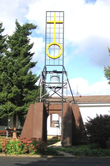 Die Friedlandglocke ist eine Eisenhartgussglocke, die 1949 von Vertriebenen, Flüchtlingen und Heimkehrern dem Lager Friedland gespendet wurde mehr Spätaussiedler