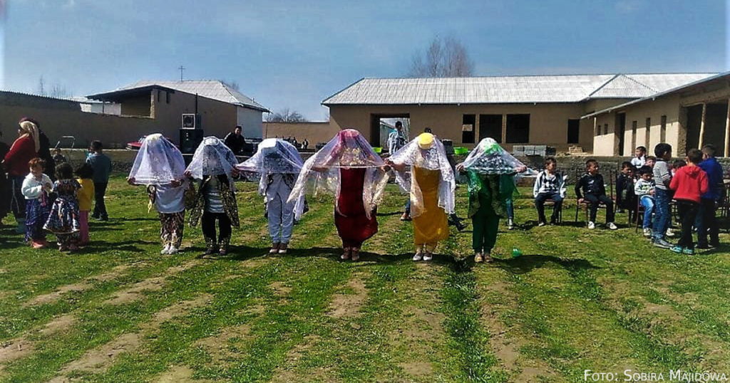 Nach der Hochzeit trägt eine usbekische Braut zu öffentlichen Feiern traditionelle Kleider und Schmuck und macht einen „Kelin salom“– „Brautgruß“