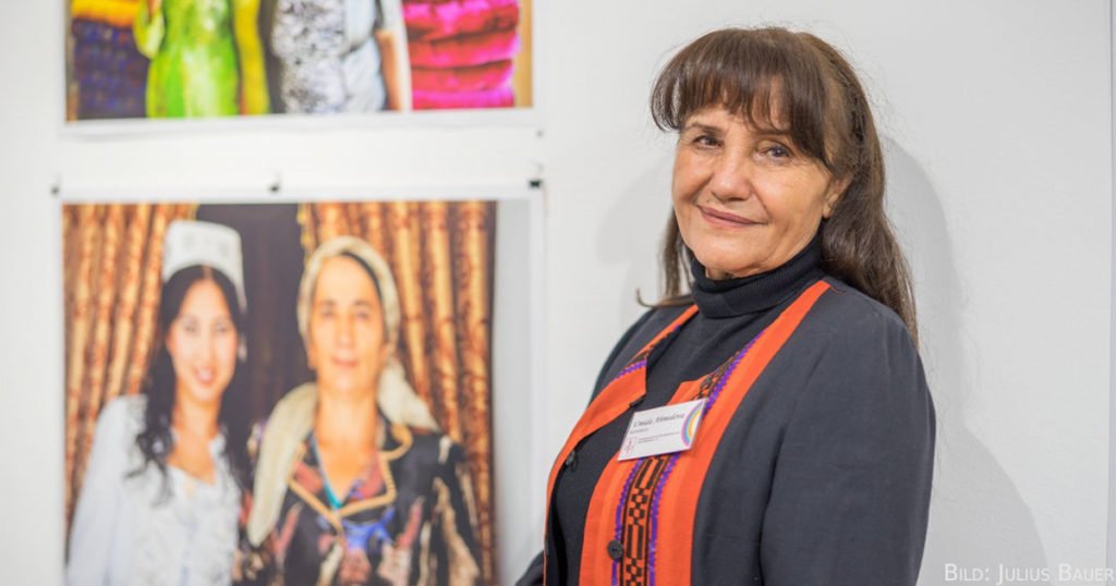 Umida Achmedowa war die erste Kamerafrau Usbekistans. Damals revolutionär! Heute macht sie mit ihren gesellschaftskritischen Fotografien von sich reden.