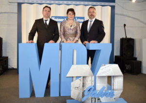 Bernd Fabritius (r.) mit Olga Martens beim 20. Geburtstag der MDZ.