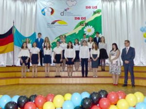 Diplomanden bei ihrer DSD-Zertifikatsübergabe in der 18. Schule in Almaty im Mai 2018.