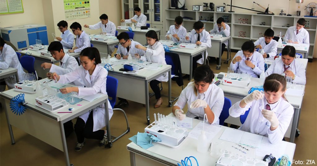 Schüler der Nasarbajew-Schule für Biologie und Chemie in Kalkaman