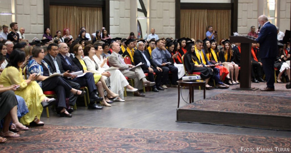 Von Diplomaten bis Wirtschaftsvertreter: Zur Diplomübergabe der DKU waren viele Ehrengäste eingeladen. 