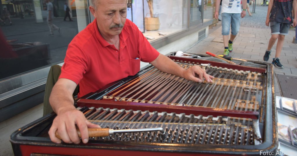 80 Kilo wiegt Ionel Zidarus Instrument: das Cimbalom.