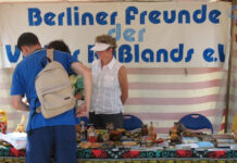 Время — знакомиться! У стенда с российскими сувенирами