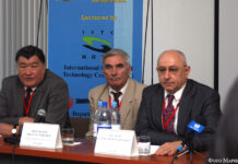 Допишем Периодическую таблицу Слева направо: Кайрат Кадыржанов, доктор физико-математических наук, директор Института ядерной физики Национального ядерного центра, председатель Национального ядерного центра РК; Неклюдов Иван Матвеевич, доктор физико-математических наук, академик; Алексей Сисакян, почетный гость из Дубны, профессор.