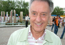 Русский поэт Андрей Дементьев Почетный гость из Москвы, классик русской литературы, солнечно улыбчивый Андрей Дементьев