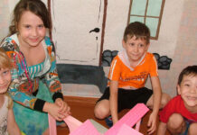 Сказка на разных языках Элиана, Анастасия, Владислав и Алихан ждут появления любимых мультяшек