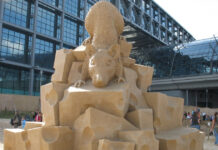 Добро пожаловать в рай из песка Одно из песчаных творений - крыса на горе сыра