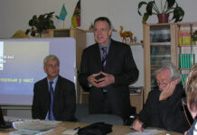 Будущее немецкого языка Слева направо: Райнхард Цюльке, консультант-методист по немецкому школоведению за рубежом в Казахстане; Ханс-Йохен Шмидт, постоянный представитель, руководитель отделов экономики, образования и культуры посольства Германии, Иоганн В. Герлах, ректор КНУ.