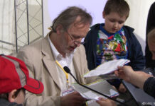 Ковер из цветного песка Евгений Клюев на встрече с читателями