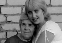 С толстой сумкой на ремне Эльвира Иосифовна с младшей дочерью Мариной