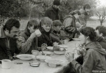 Неравный бой Обеденное время в колхозе.