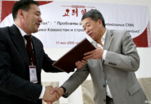 85-летний юбилей — событие общенационального значения Заместитель председателя Ассамблеи народа Казахстана Ералы Тугжанов и президент АКК Роман Ким.