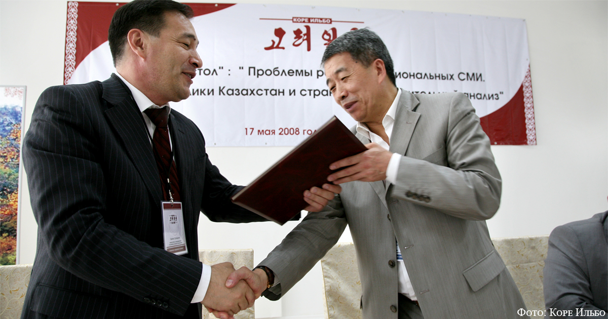 Заместитель председателя Ассамблеи народа Казахстана Ералы Тугжанов и президент АКК Роман Ким.