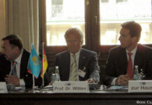 Вопросы партнерства Глава казахстанской дипмиссии г-н Онжанов, почетный консул РК в ФРГ д-р Виттен, вице-президент логистического предприятия «Люфтганза Карго» г-н Хеннинг цур Хаузен.