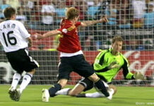 Футбольная лихорадка Острый момент у ворот.