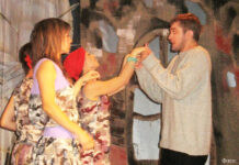 Дон Жуан приходит с войны На сцене театра.