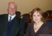 Книга подобна воде, дорогу пробьёт везде… Организаторы выставки Лев Белов (Берлин) и сотрудница фонда «Русское зарубежье» Светлана Урбан.