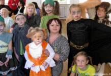 Наши в Доме Немцев с Востока Надежда Рунде c юными артистами из Дингольфинга.