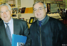 «Поделись улыбкою своей…» Чингиз Айтматов и Райнгольд Шульц на книжной ярмарке в 2003 году в Франкфурте-на-Майне.