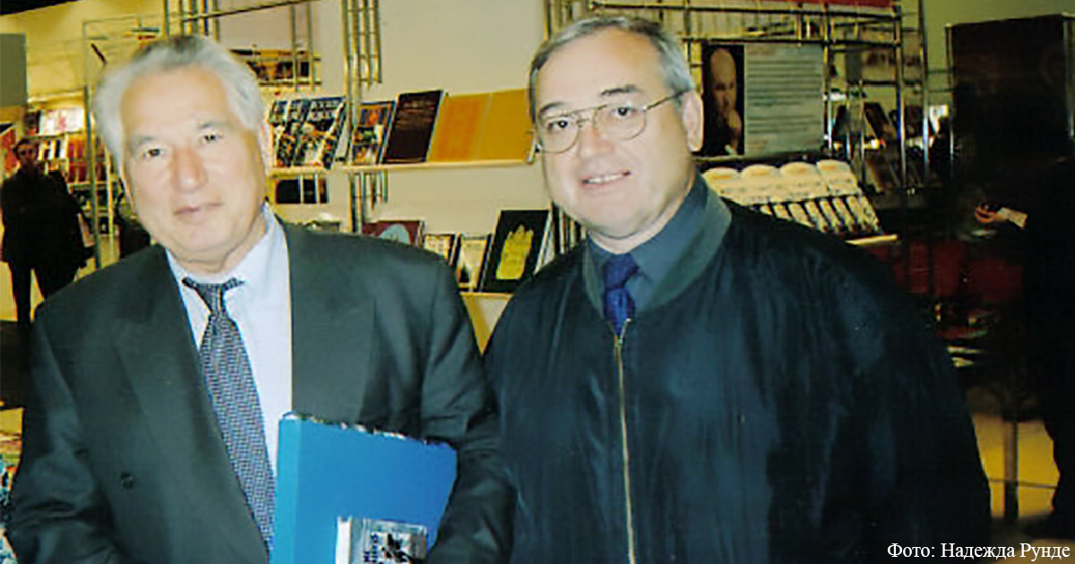 Чингиз Айтматов и Райнгольд Шульц на книжной ярмарке в 2003 году в Франкфурте-на-Майне.
