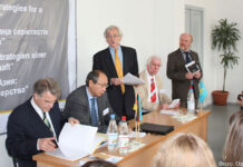 Cтратегия нового партнёрства Президент КНУ Иоганн Герлах (в центре) торжественно открывает мероприятие.