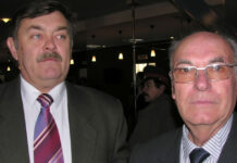 К 20-летию «Возрождения» в Казахстане Владимир Молодцов, председатель Талдыкорганского общества немцев (слева) и Анатолий Визе, председатель Семипалатинского областного общества немцев.