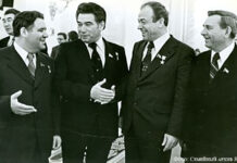 Атлантида Якова Геринга Яков Геринг (крайний слева) в Кремлёвском Дворце съездов среди делегатов рядом с Чингизом Айтматовым.