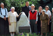 Cкорбь в наследство Возле памятного камня в Немецком доме г.Алматы