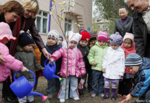 А ты захватил с собой саженец? Мы - одна команда!