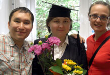 У каждого есть шанс… После защиты диссертации. Слева направо: Айдан Ислями (докторант из Казахстана), Жанна, Юля Михайлова (докторант из Литвы).