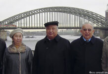 Восприятие творчества Абиша Кекилбаева в Германии Слева направо: Лео Кошут, ав. Казахским Центром Культуры в Кельне Абдрахман Четин, Абиш Кекилбаев с супругой, издатель Энель.