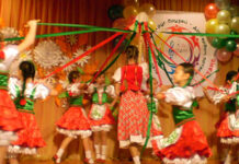 Разноцветье танцевальных костюмов и веселый смех детей Участники фестиваля детского немецкого творчества.